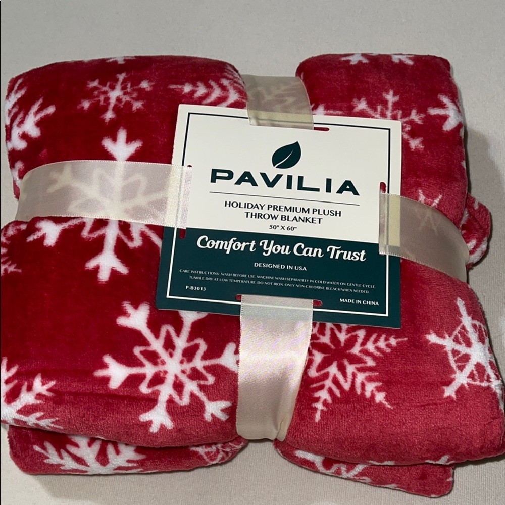 Red Snowflake Holiday Throw Blanket - Picture 2 of 2